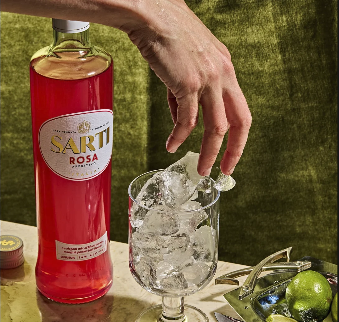 Preparación de un aperitivo italiano con Sarti Rosa y hielo