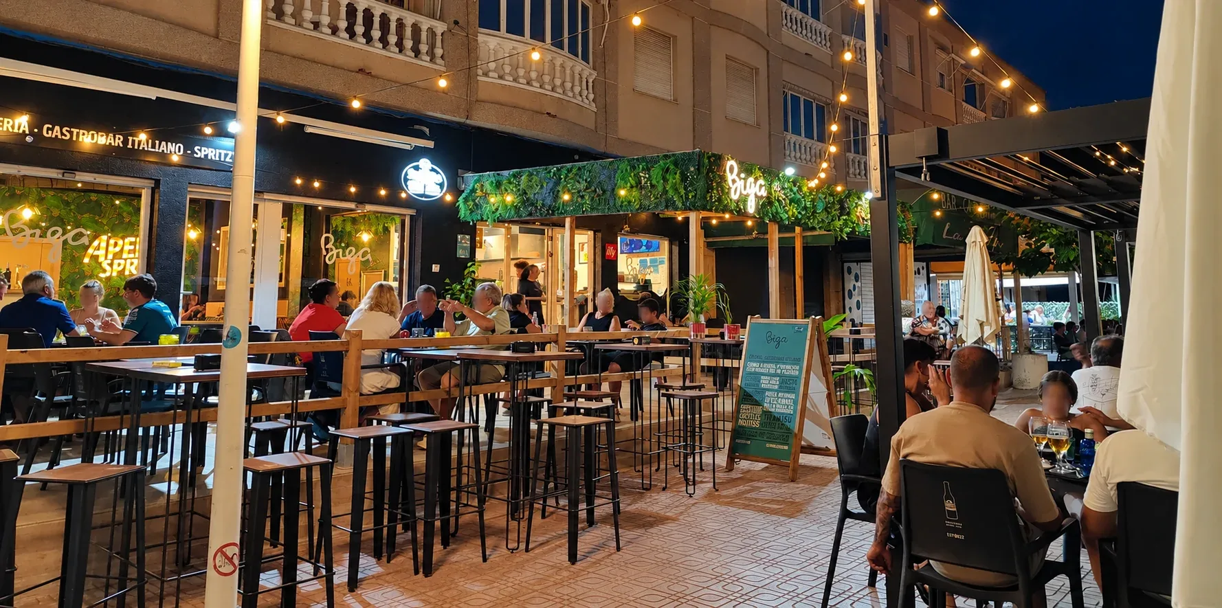 La terraza de Biga por la noche