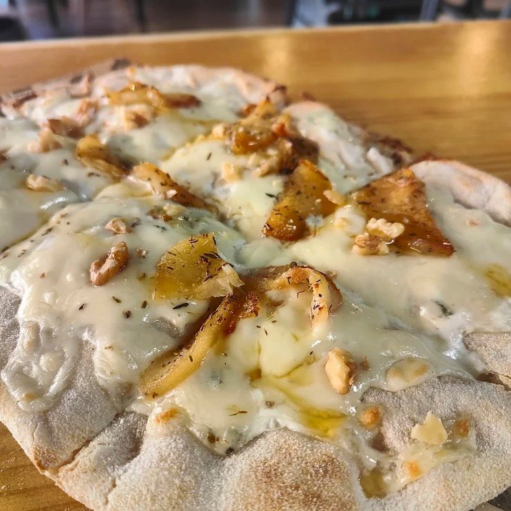 Pinsa Romana artesanal recién horneada en Biga Gastrobar