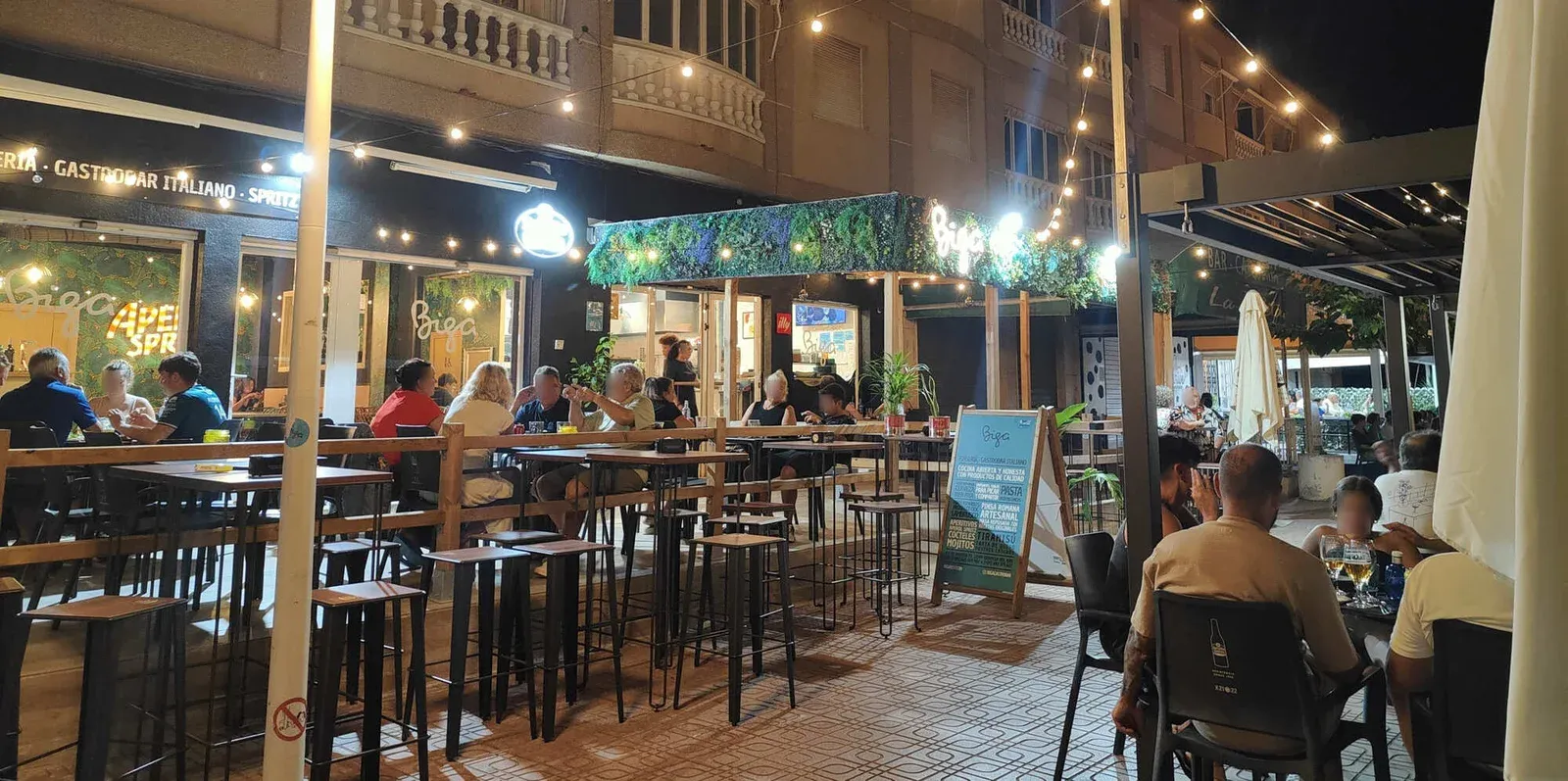La terraza de Biga por la noche